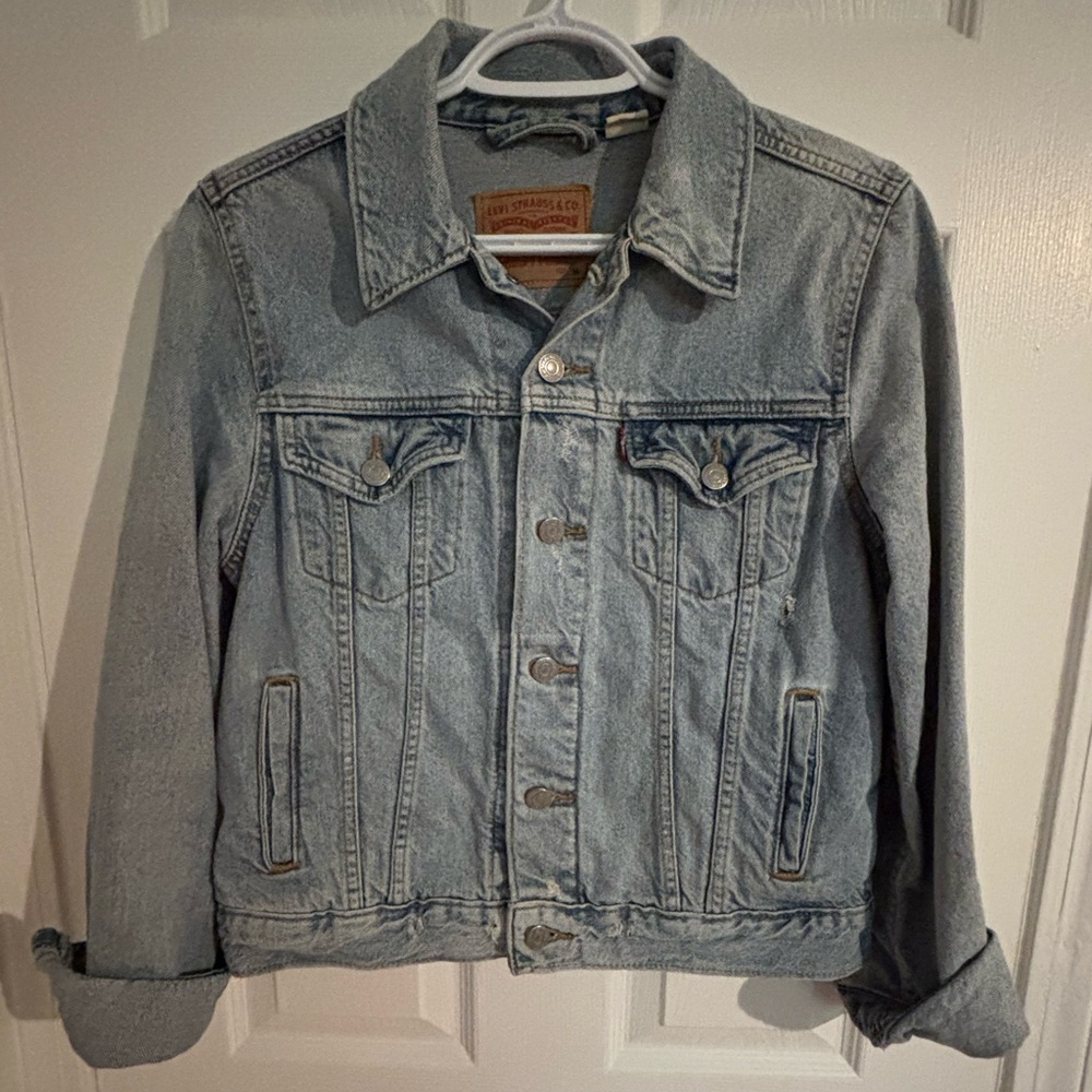 Levi’s Women’s Distressed Light Wash Jean Jacket Size Medium